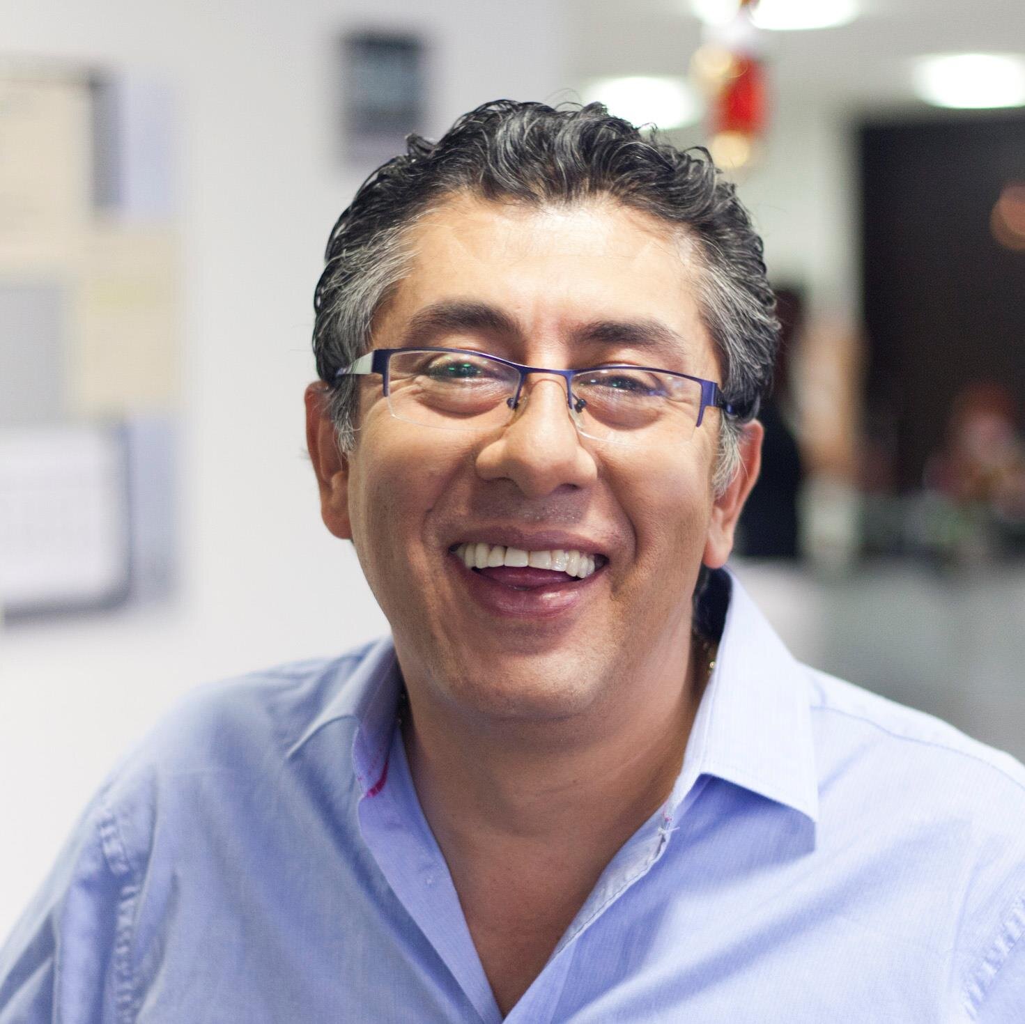 Periodista . Autor de los libros Todo tuvo un comienzo y Cortoletraje.