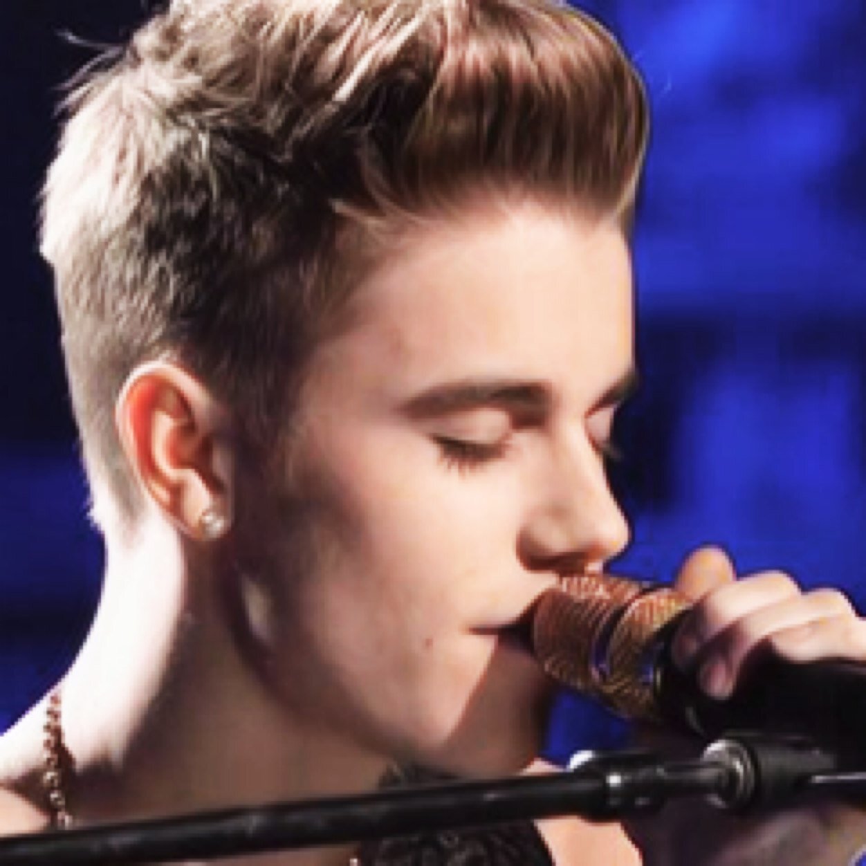 kingbieber06's profile picture. In love with a canadian #AlwaysKidrauhl @carlyraejepsen followed me on 09-04-12