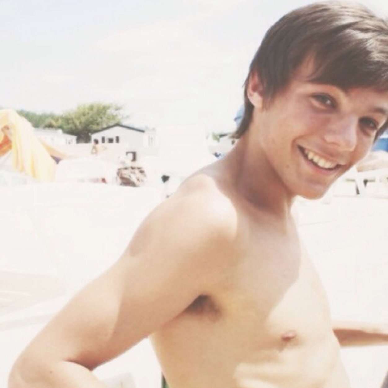 FOLLOW @crowninglirry BC SHES SO CLOSE TO HER GOAL & SHE GAVE YOU THIS FREE FOLLOW