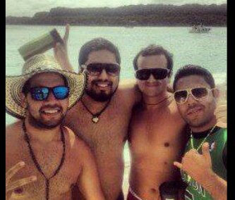 Fundador y Presidente del Grupo Una Sonrisa Pa' Quien La Necesita! Filántropo, Justiciero en busca de Un Camino Mejor. contento con mi vida tal y como es.