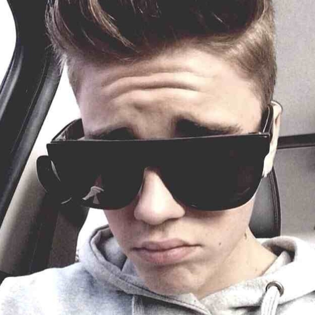 Hey im jazmyn (not his sis duh lol) im here to spread and tell you the latest gossip on justin bieber hope you enjoy :)