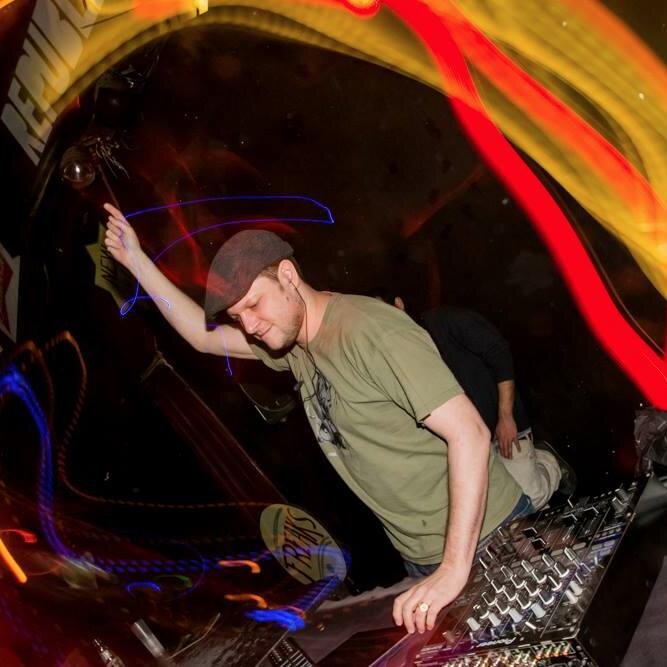 Hardtekno producer (hardfloor, frenchcore, tribecore) and live performer.