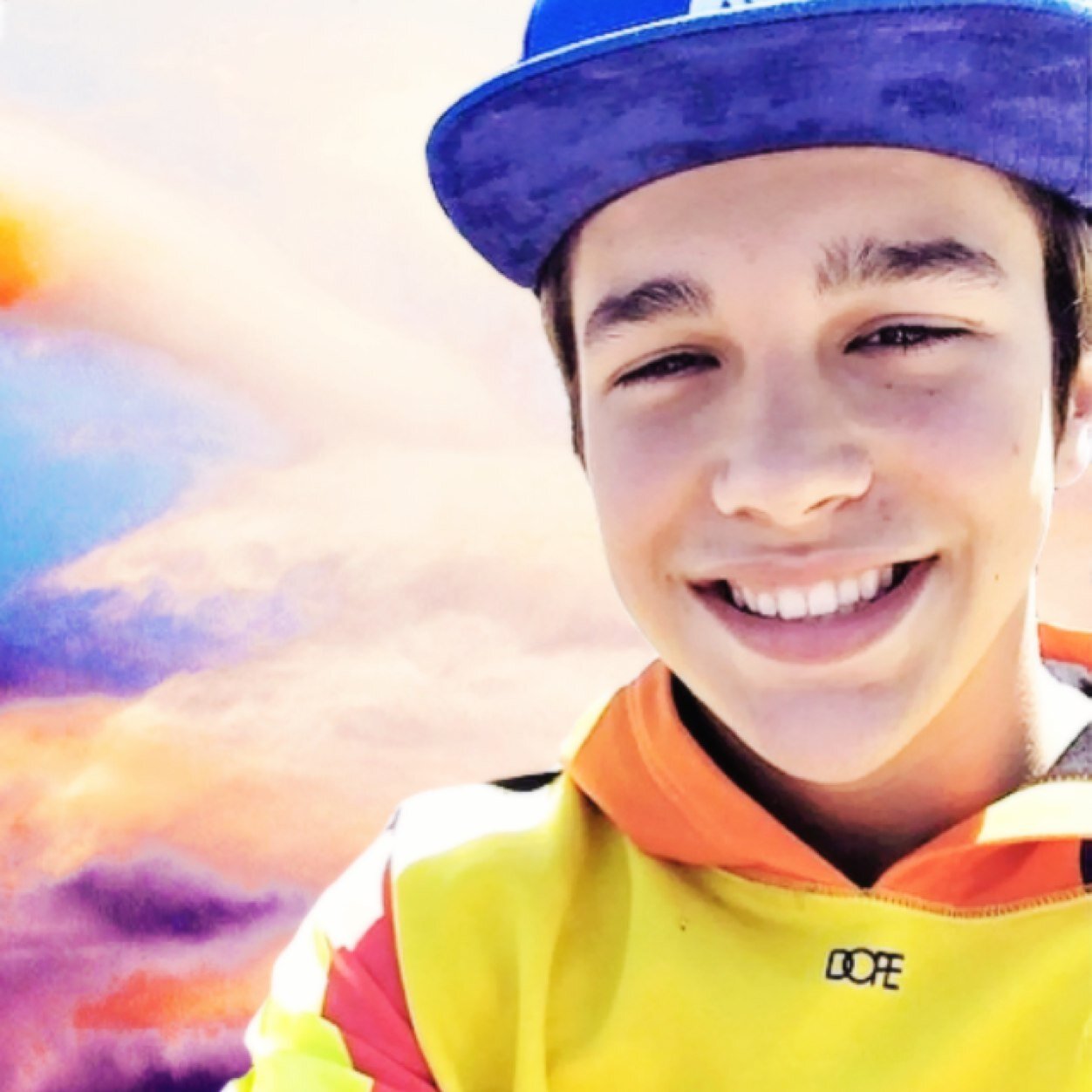 AUSTIN FOLLOWED ME 4 AUGUST 2014 AND HE KNOWS ME SINCE 2 JULY 2014