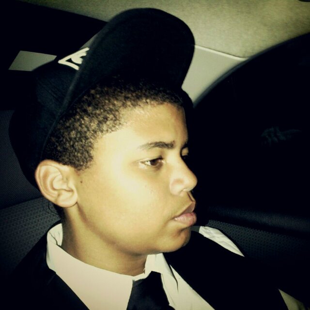 Enjoy life while it lasts . #L.F.C , FIFA ♥ , Music fanatic (House , Mixies , Rap etc) , Cape Town :) .