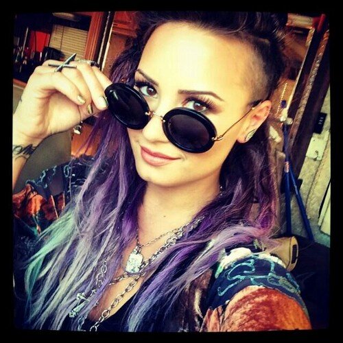 Who would love such a broken girl? Who would even notice when im gone? @ddlovato keeps me strong