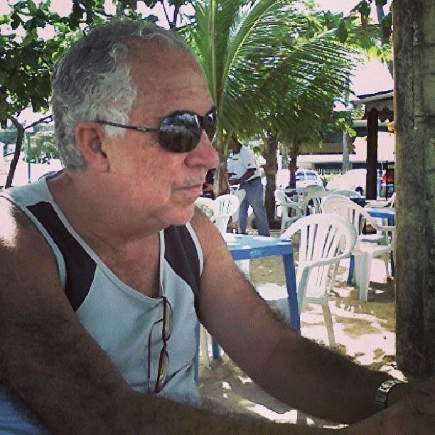 Aposentado PREVI,ex-executivo BB em diversas filiais no Nordeste, com curso de Graduação em Filosofia pela Universidade Federal de Pernambuco - UFPE em 2003.