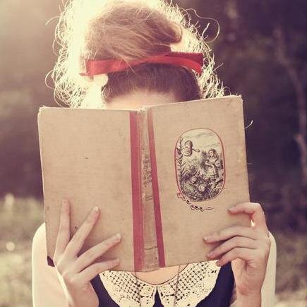 AtrapadaLibros's profile picture. ¿Por qué leer un libro? ¡Cuando puedes leer infinitos! Visita nuestro blog si buscas libros, reseñas, opiniones, traducciones, etc