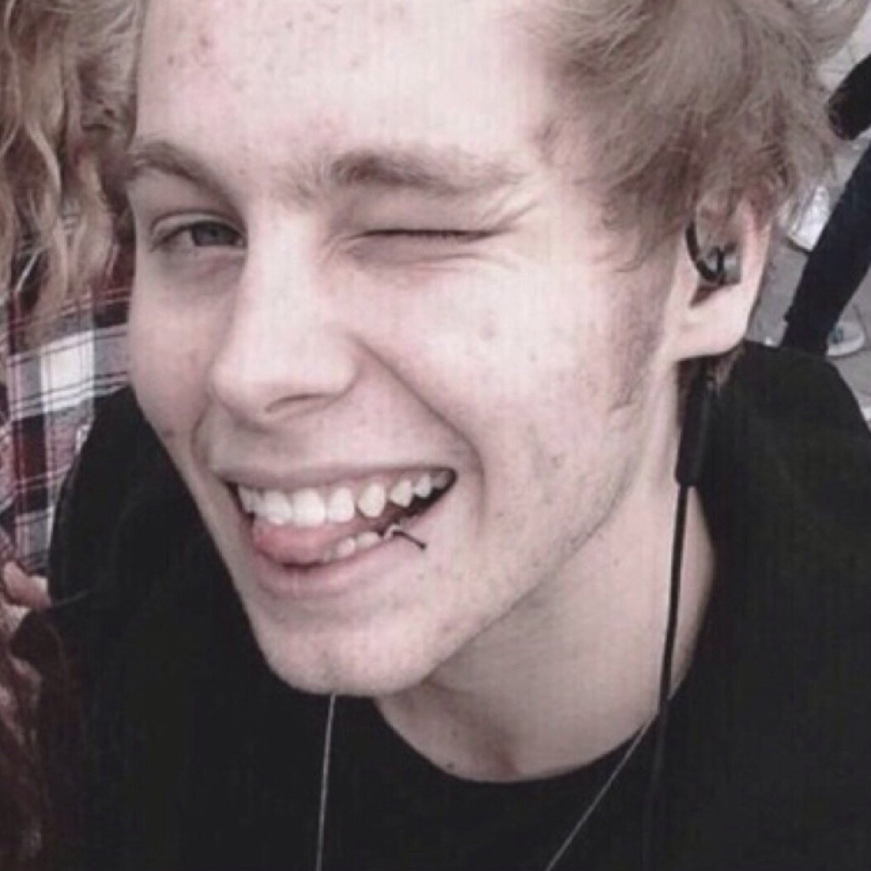 PLEASE FOLLOW @PUNKBOYMUKE