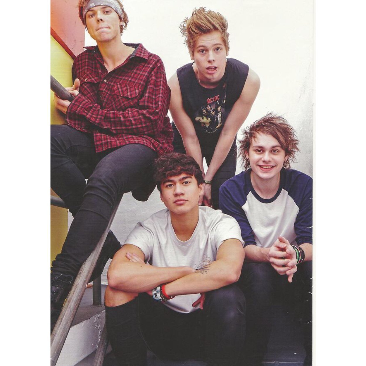 Turn on your text notifications to know when 5SOS/1D are following! {7 girls from USA}