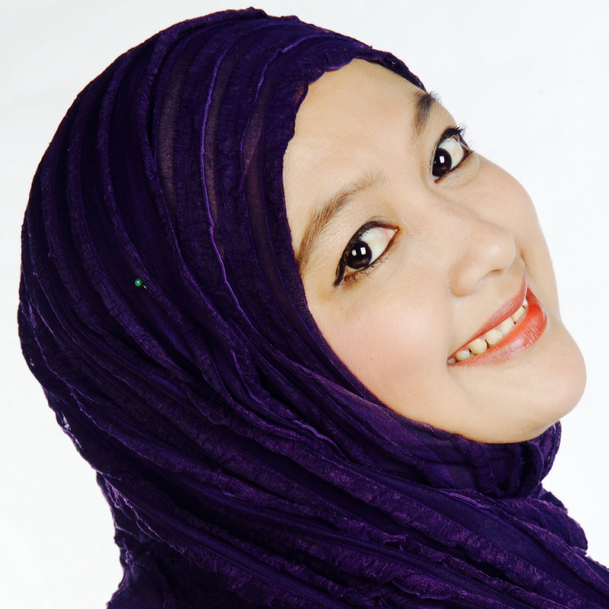 Mom of three, SD YWKA,SMPN2,SMAN2,Unpad and Monash University alumni, Commonwealth Life District Manager, Prodi Farmasi Unisba lecturer, Angklungers GeMA
