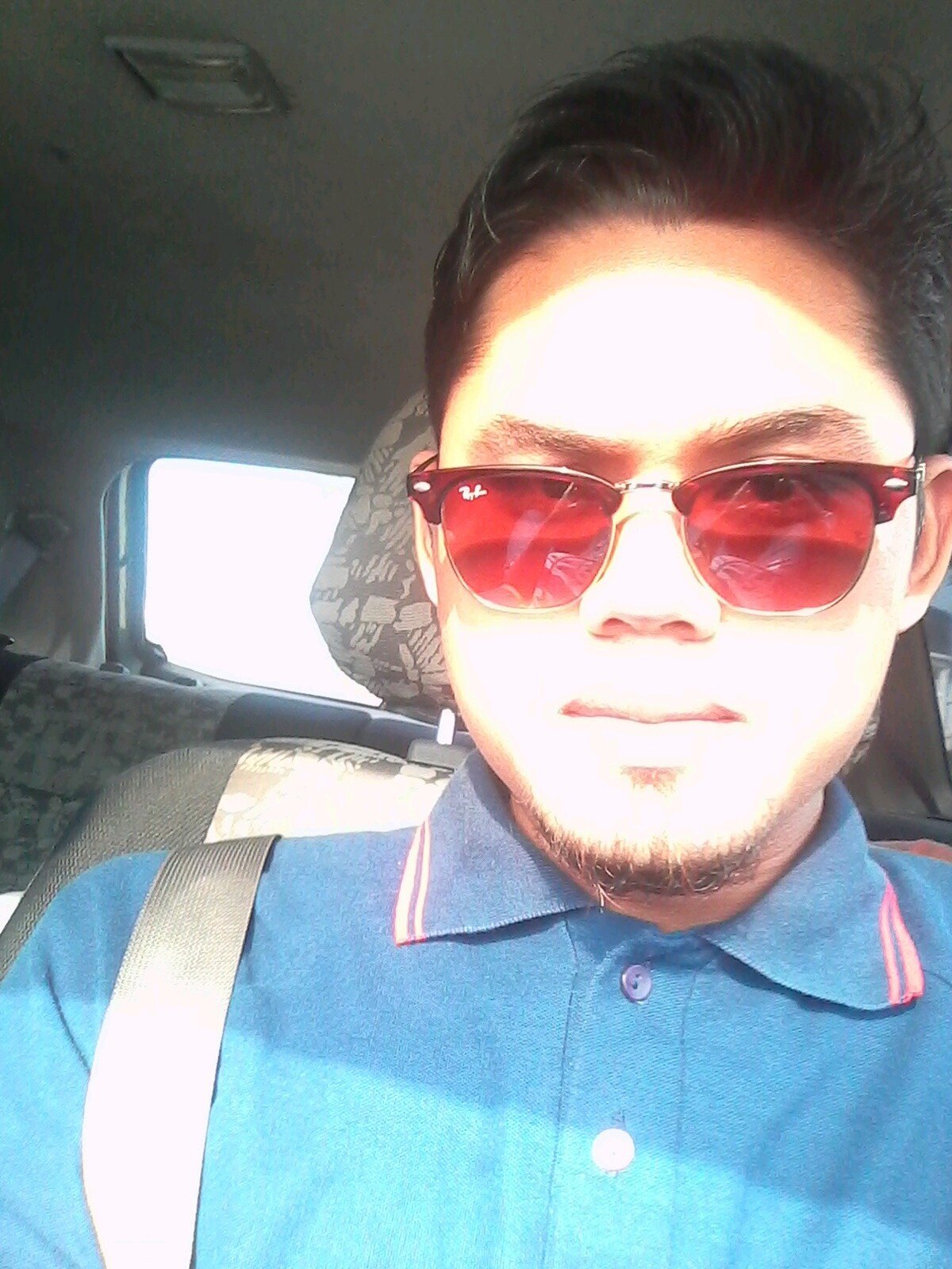 Engineering student. Life the way you are. I'm blue blood! Just call me Shaz.