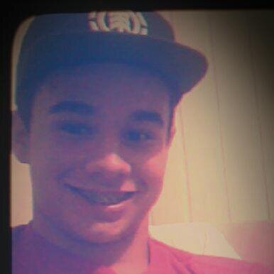 Sou presença no pagode, não largo meu futebol quem me vê, me vê sorrindo e vai ser sempre assim