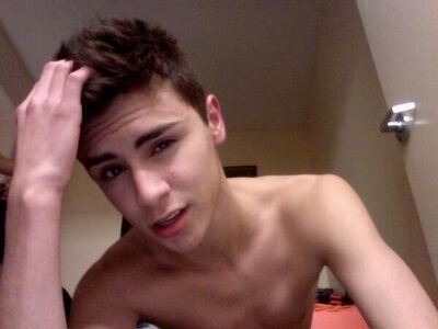 kevin is the name ,im 20 .i was born and raised.in LA.i like dogs and foods i play two sports :) talk to me ,ill be your friend.single