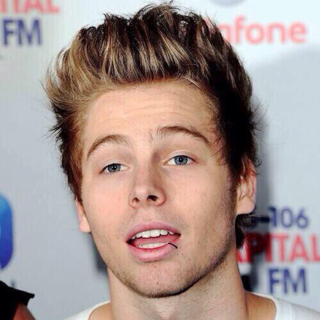 FOLLOW @versacehxmmo PRETTY PLS I FOLLOW BACK IF YOU ASK