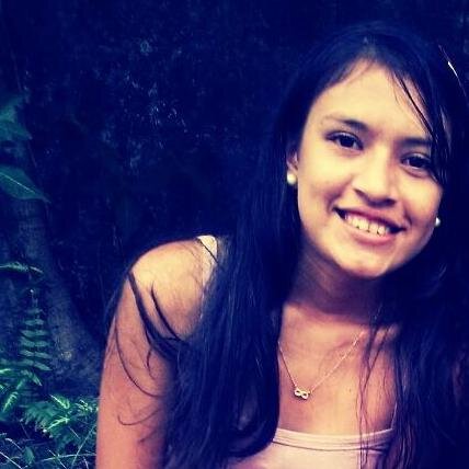 Pra que decote se ela tem simpatia?
Nem é nobre, e o Rei à chama de filha! :)