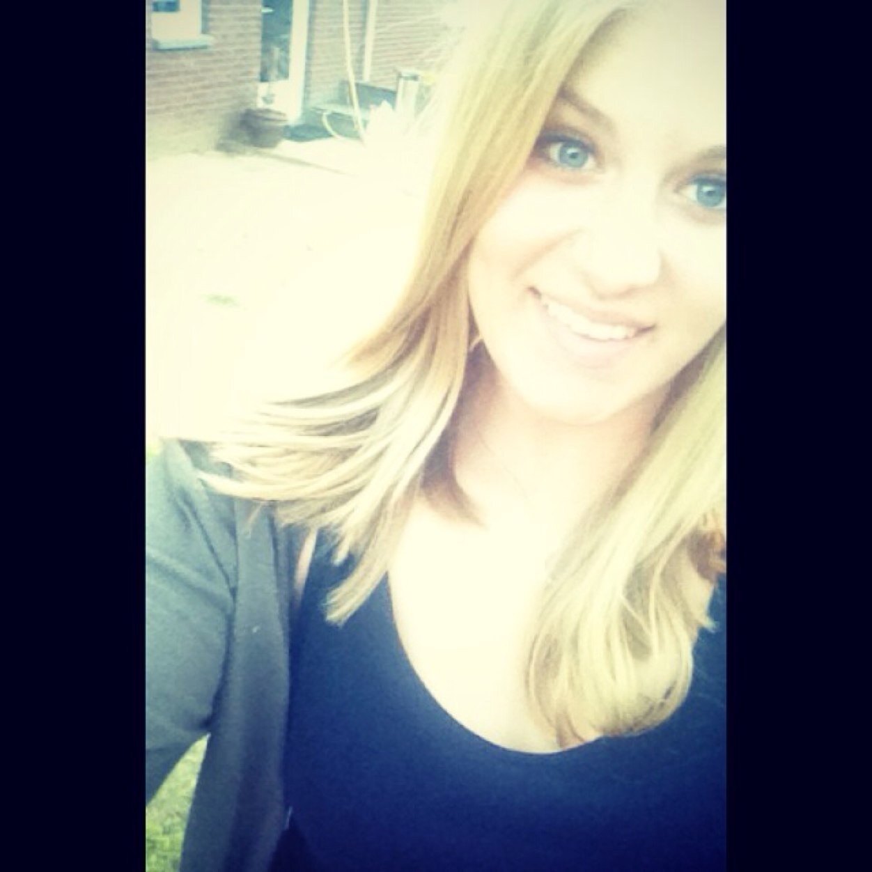 insta; anniekdebot