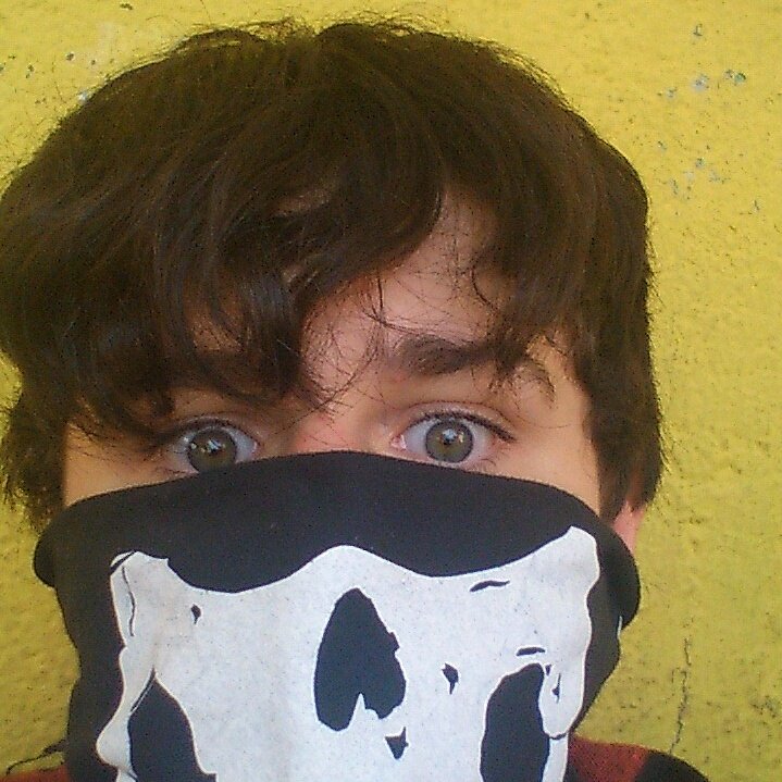 Video game, internet, rock. Banda favorita Guns N' Roses,Otaku, bibliomaniaco, Hunter e Walker