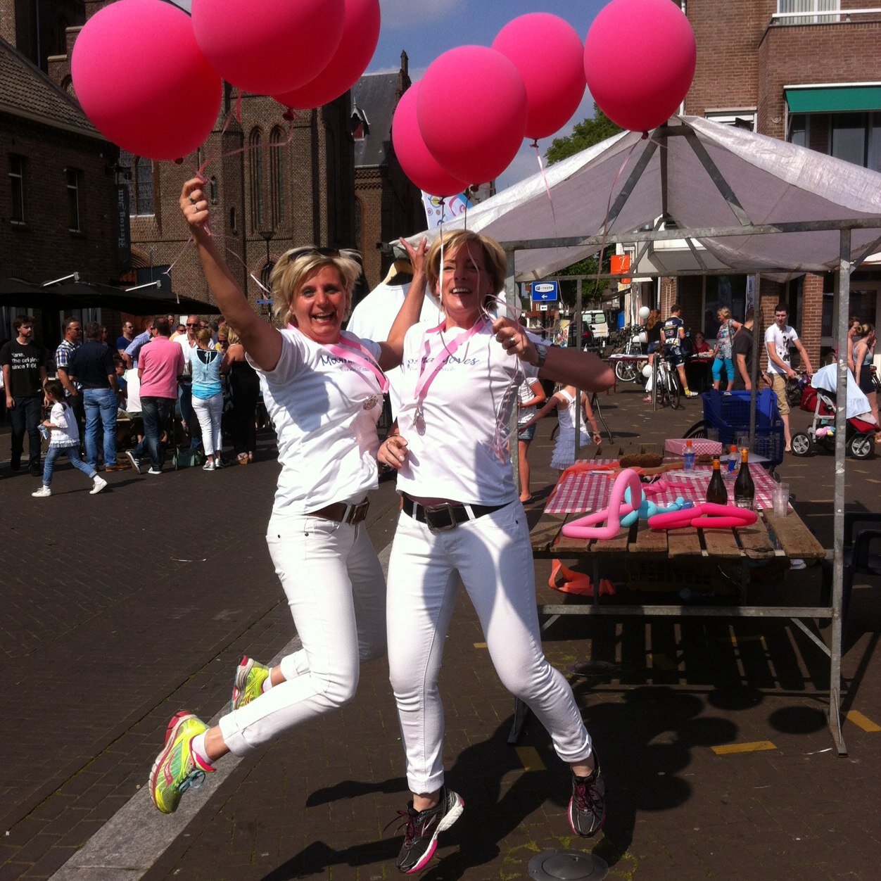 Twee hardloopvriendinnen die samen andere moeders trainen van 0-5 km.