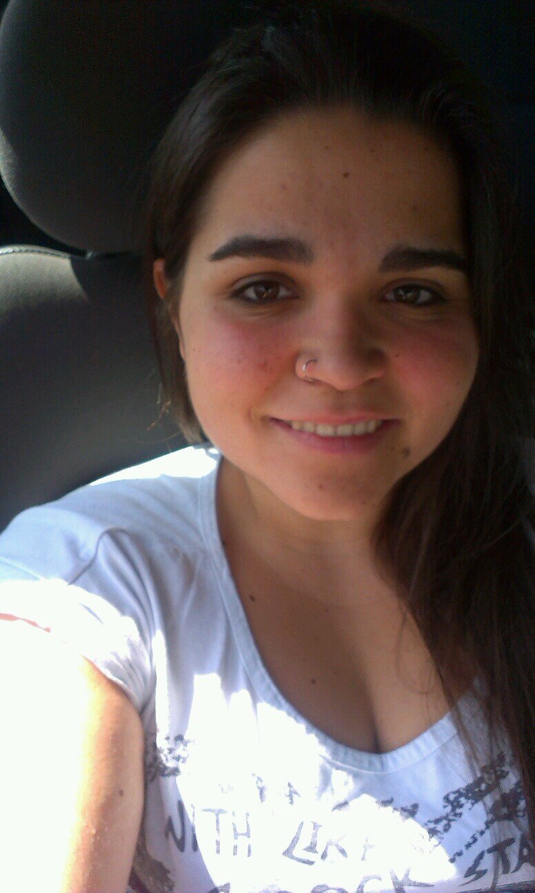 Ella llora con sonrisas y nadie se da cuenta...