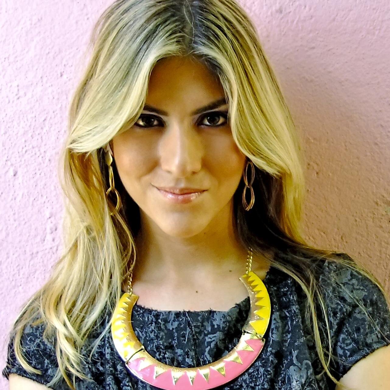Cristã, cantora, compositora, estudante de fonoaudiologia (UFPB).