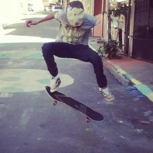 17 anos , bonito , engraçado (Eul Achoõ), Danço FREE STEP , Toco violão, e amo sk8, Adoro Festas e pkk :3 haha