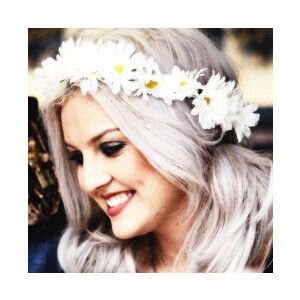 18 años. Integrante de Little Mix. Para cumplir los sueños hay que aprender a volar. Pezza
