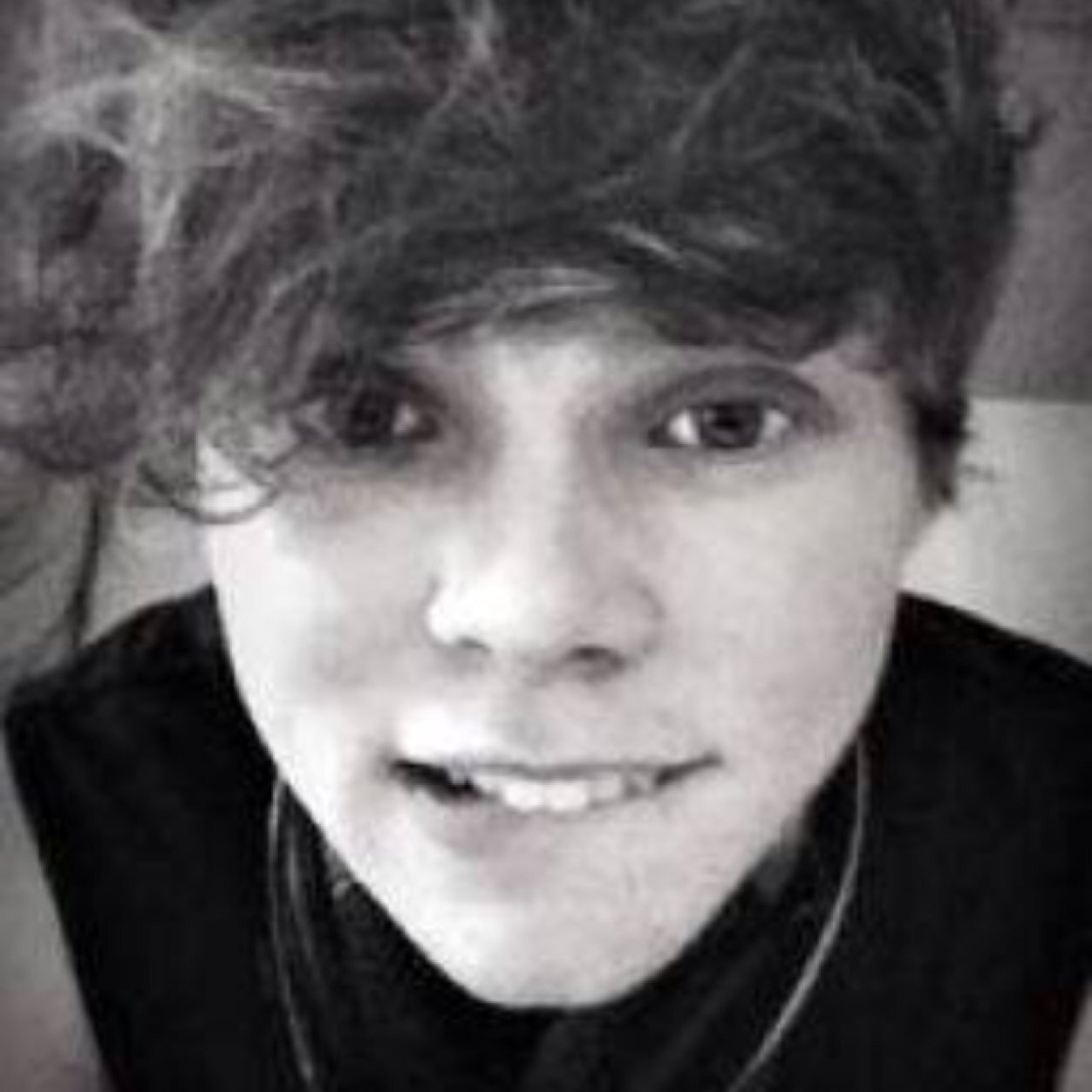 I make edits and post 'em on instagram (@5SOSdrum)!