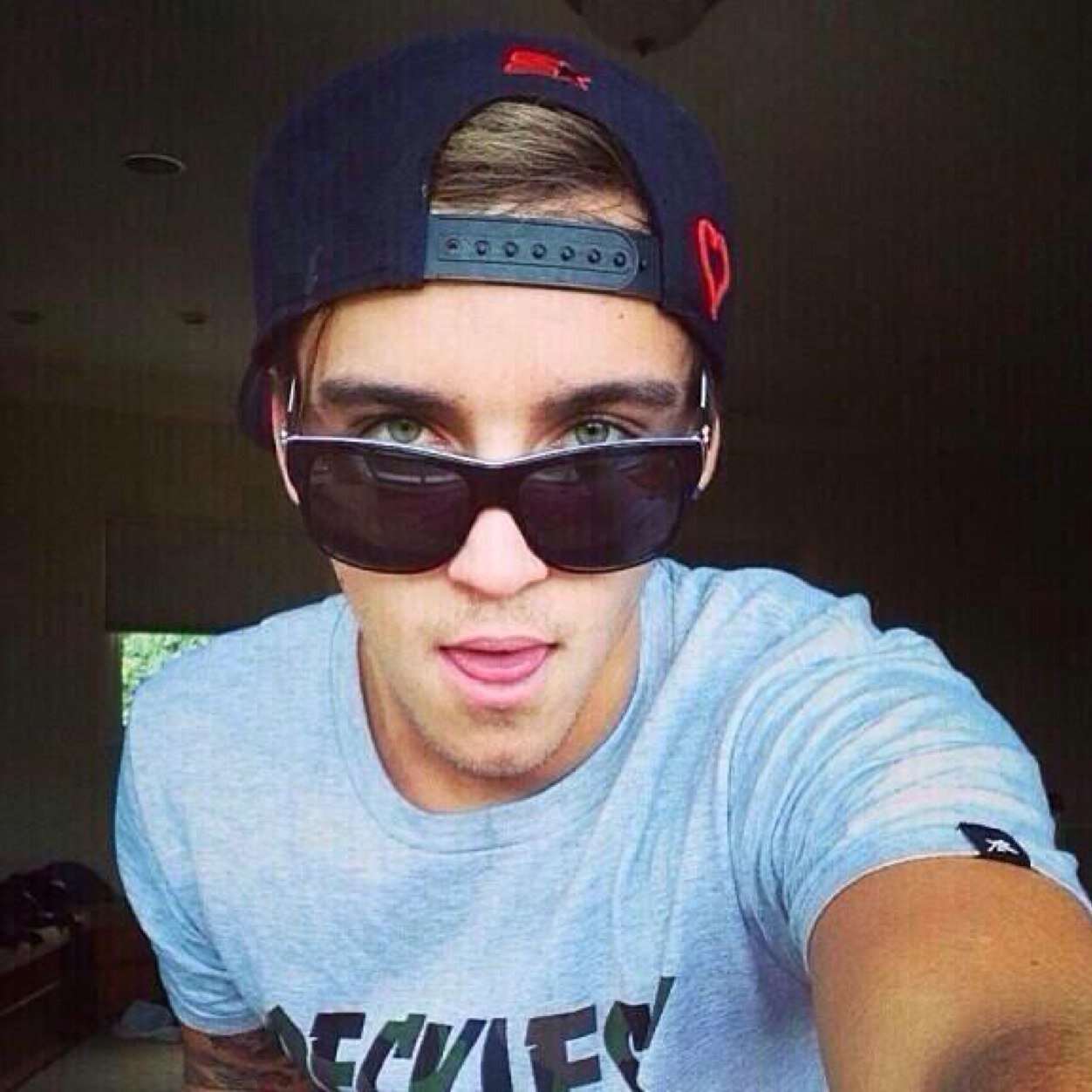 Kik me @ takeaway_thepain if you wanna talk to me.... Leaving twitter. Sorry.