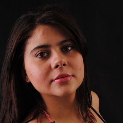 Ariana, estudante de Ciências Contábeis, sincera, extrovertida, ansiosa, odeio mentiras. 
Instagram:Crisrds