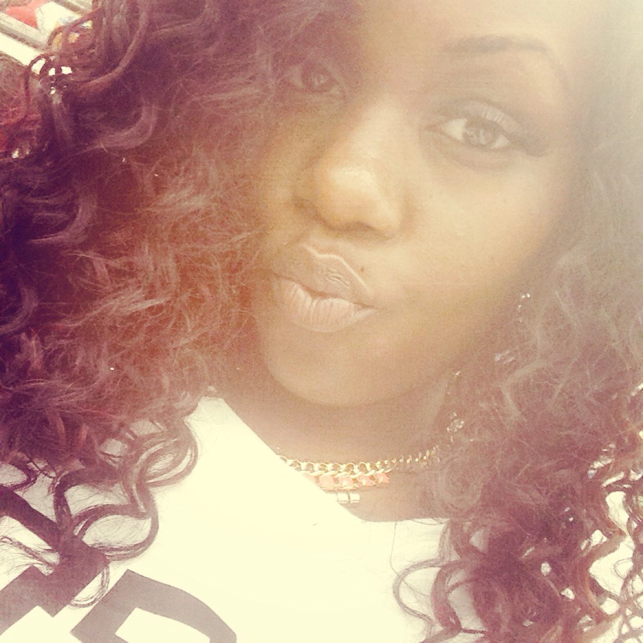 illest btch alive realist btch alive all i know is money , god , & my boys 
slow feet dont eat $$