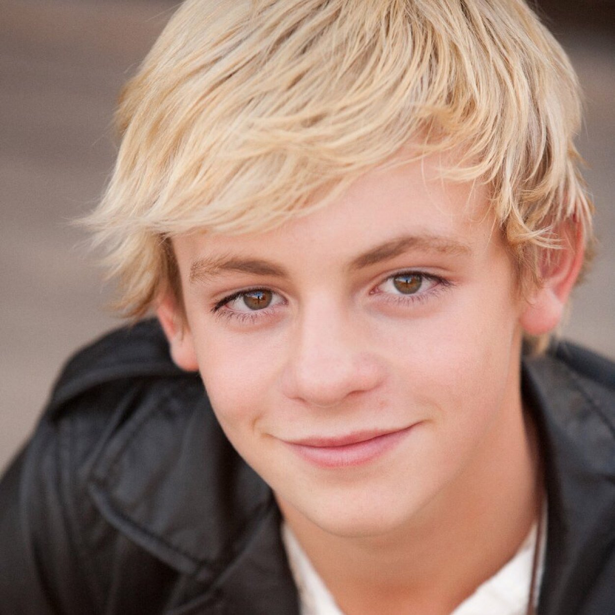 Ross Lynch||R5||Ci sono per tutti||Single||Siamo la generazione dei sorrisi sulla faccia e le lacrime sul cuore