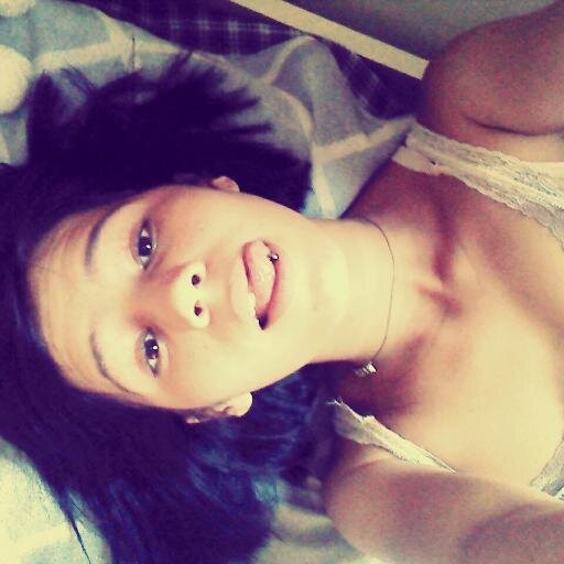 Sou alegre, divertida e amo ser feliz e claro sou muito bonita