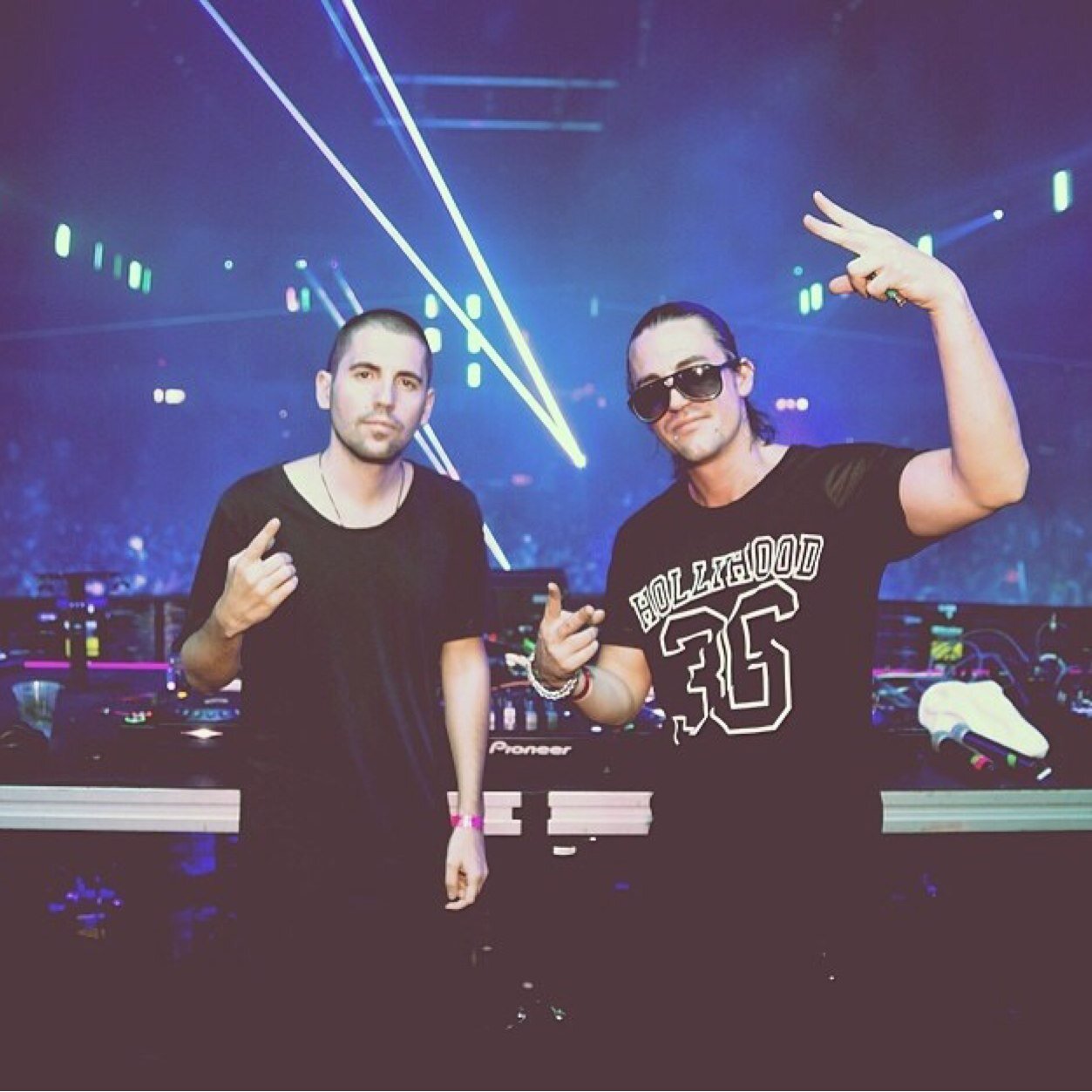 Esta es la primera cuenta de fans de @dimitrivegas y @likemike en Perú, si quieres estar al tanto de ellos, ¿Qué esperas para seguirnos?