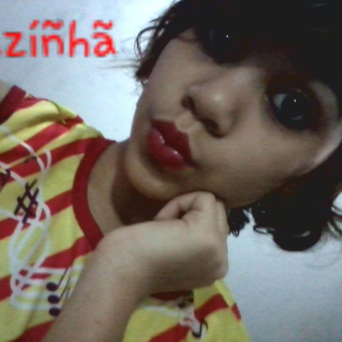 Amo a banda one direction eles sao demais adoro comer e o que mais odeio e pessoas que finjem ser oque nao é... me sigam