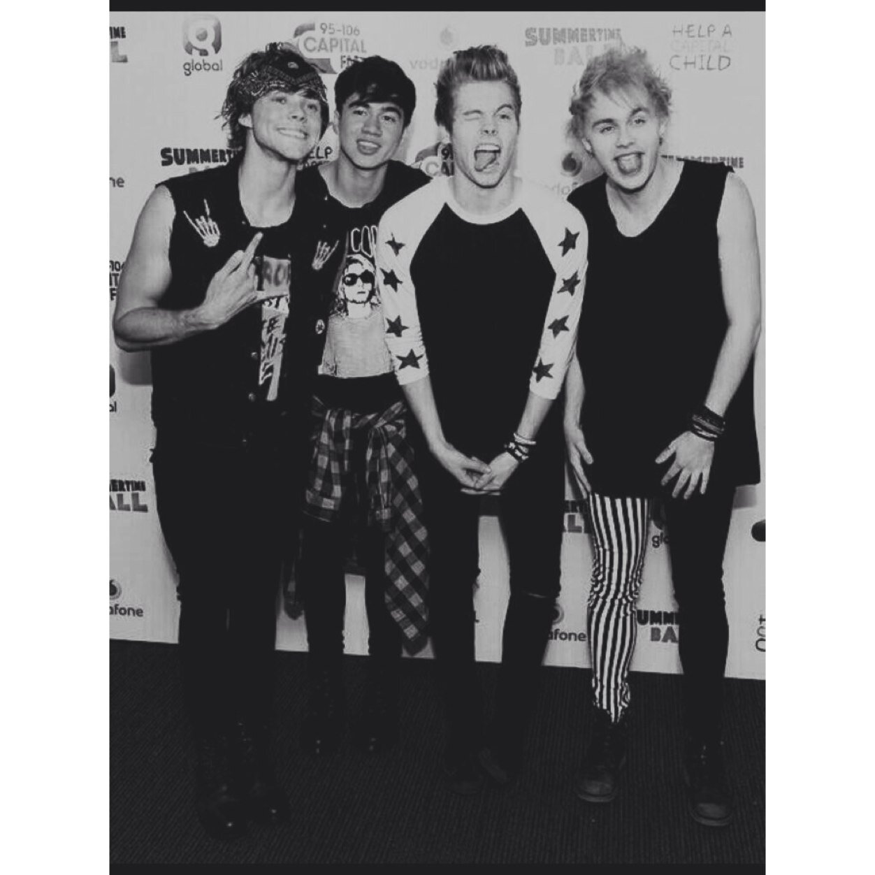 JSYK (just so you know)~ send us cute, thoughtful, or encourgaing DM's to specific members of the 5sos fam, and they will be anonymously tweeted to them.