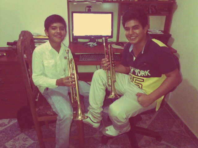 Hola soy sebastian ardila soy artista de circo teatro y soy musico ...toco la trompeta :D lo que mas me gusta hacer es ensayar trompeta y hacer malabares :)