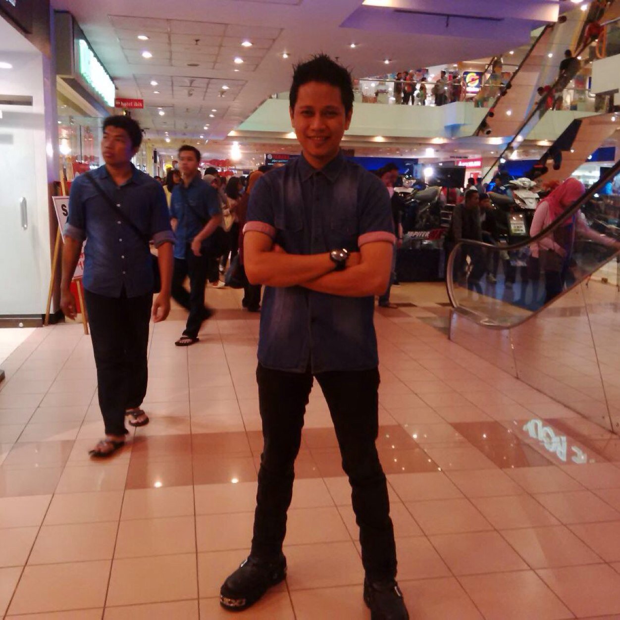Sebetulnya aku adalah ultramen.. Tolong diem2 aja ya!!!