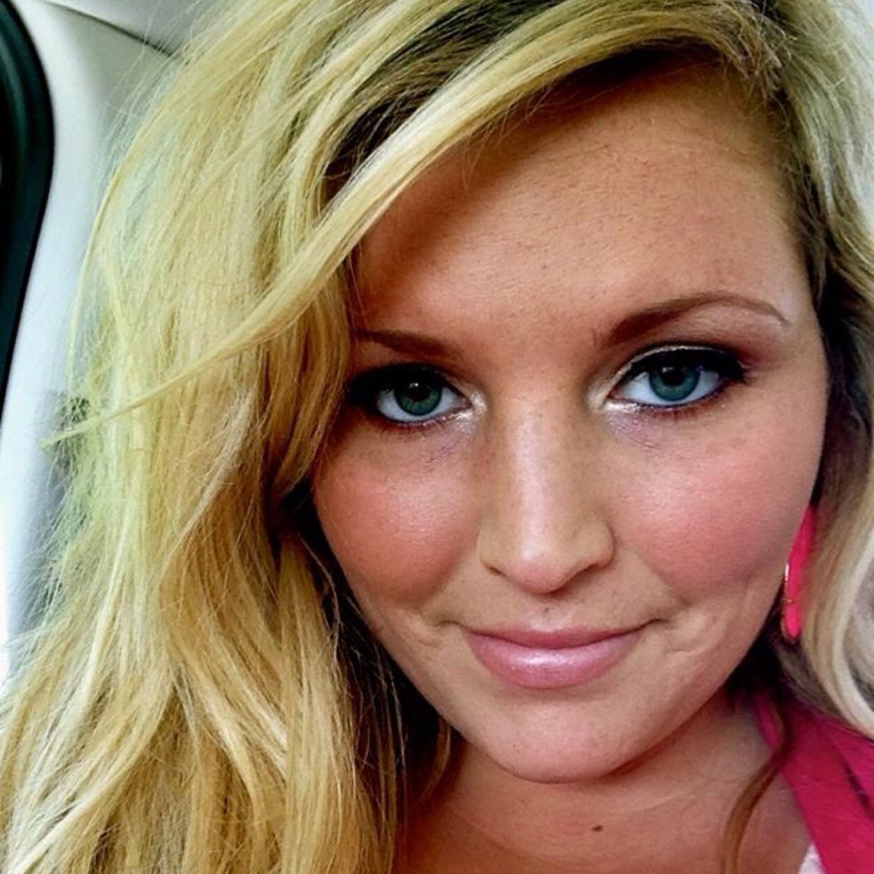 katefaithxo's profile picture. A lover of color & all dresses.