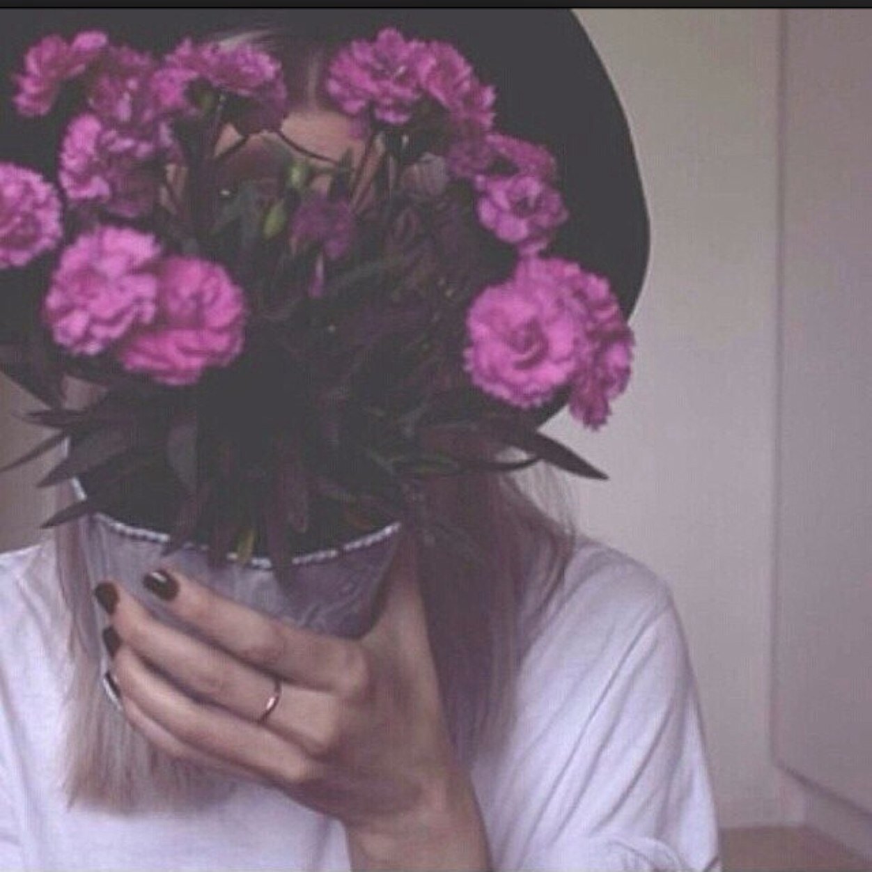 shoOoje_20's profile picture. لايمكن للكلمة أن تموت اذا ارتبطت بالله؛ واستهدفت رضاه؛واقتبست من هداه‍؛وأشرقت بحبه؛وأضاءت بنوره‍ فارحمنآآ يٱرب ٱلعالمين..هناك شخص لااستطيع العيش بدونه نوفاتتي