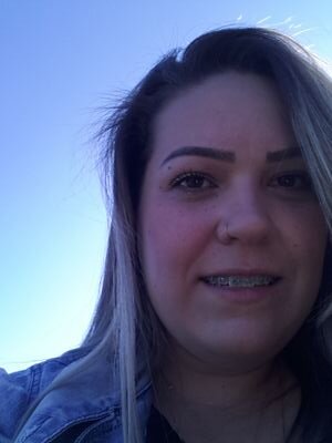 Fecho os olhos me concentro deixo a alma deslocar vejo o mundo corroendo vou me desligar.