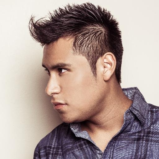 Copywriter, cinéfilo y experto en cultura pop. Escribo, canto, opino y vendo champurrado en la mañana.