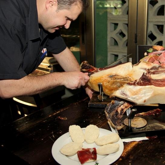 La firma Tipi Tapa nació en 1999 con la apertura de una cervecería en Calle Málaga, Fuengirola. Aquel pequeño local se convertiría en seguida en lugar de moda d