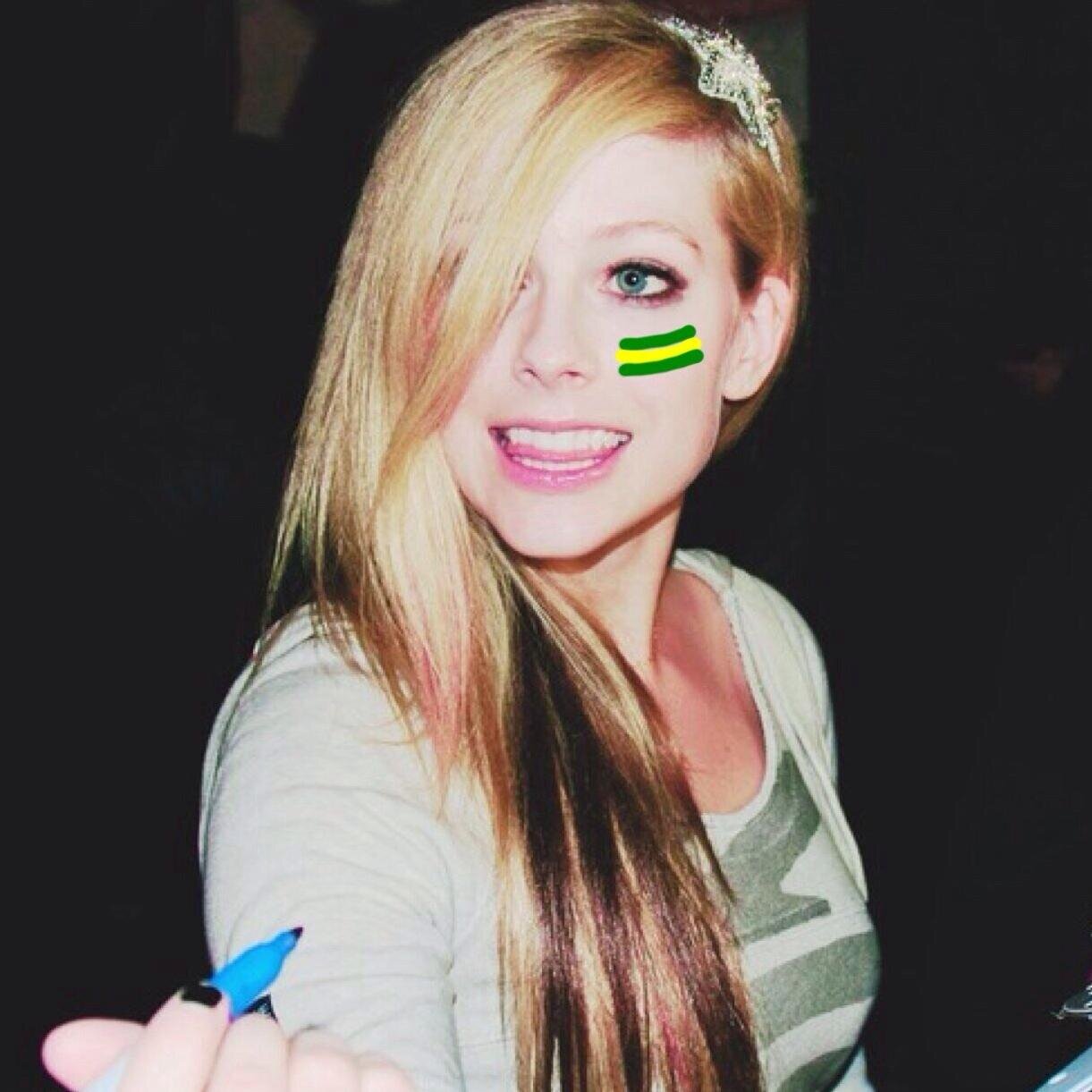 Hi my name is Helice. Supporting the one and only @AvrilLavigne. Proud #LBS.