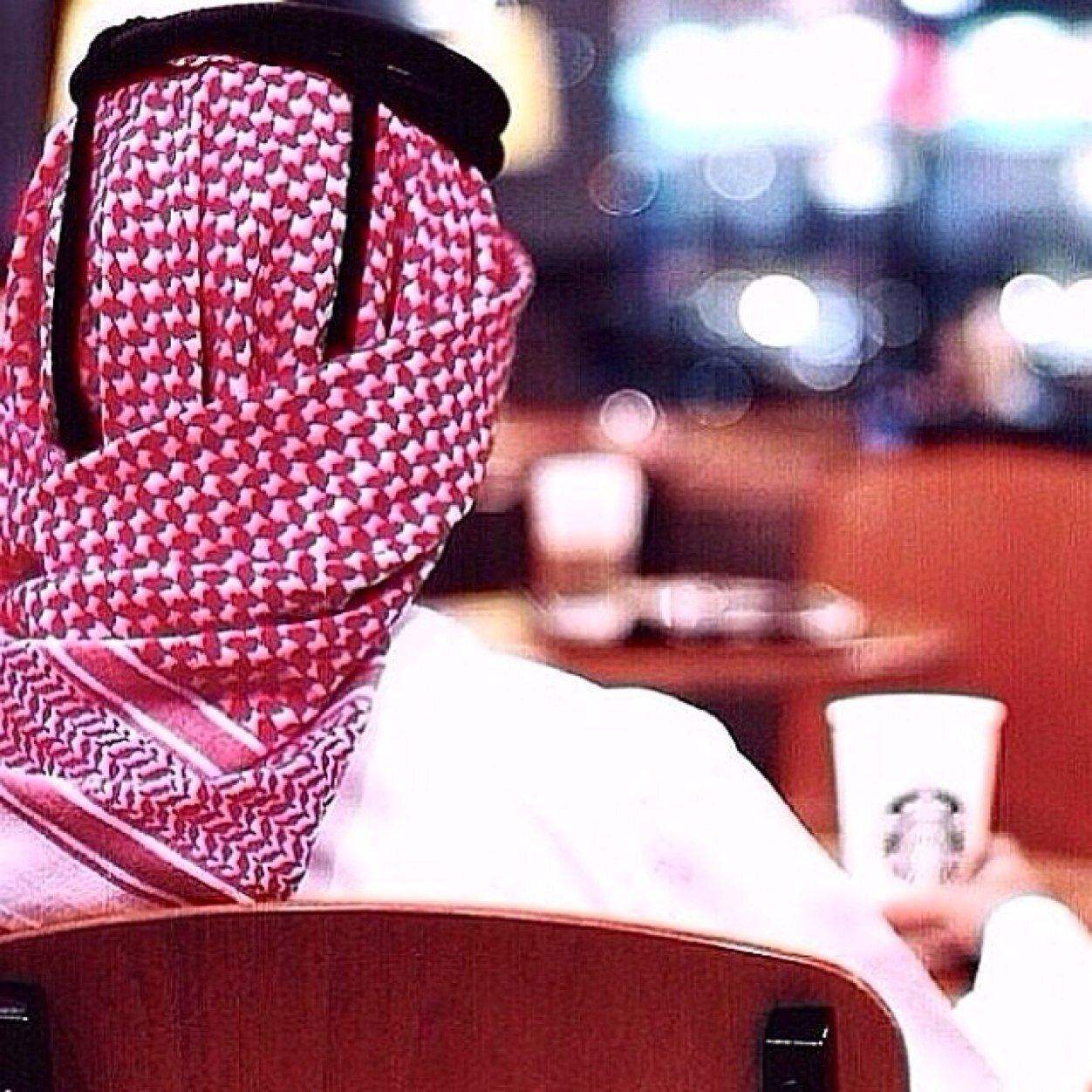 『 أحب اسولف معه لا صابني ضيق 』✤ 『 ويطيب ما في خاطري من كلامـــه 』! • • • ❀✍❥#{+965}❤️↳