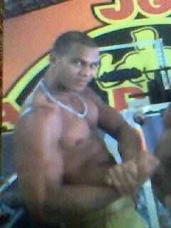 Não sou o espelho que reflete a sua imagem, mas sou um pouco de você.
Olho por olho, dente por dente.
Sou o amor e também a irá, sirva-se