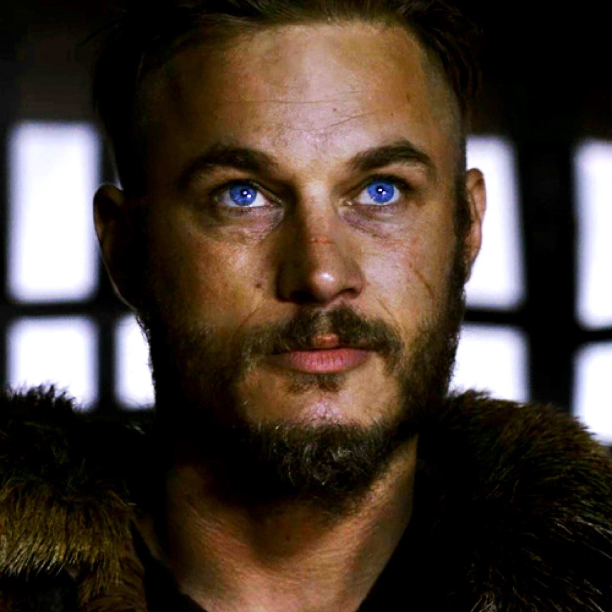 Resido en Kattegat, mi mujer me abandonó por beneficiarme a otra que me está dando muchos hijos. Tenia un cristiano como mascota pero maduró.
#VikingsForLive