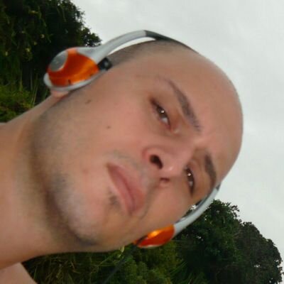Diseñador y Docente UNNOBA //Ex Jefe de Arte de las revistas del Grupo23. Tenista y cocinero amateur. Ex jugador de fútbol semi profesional.