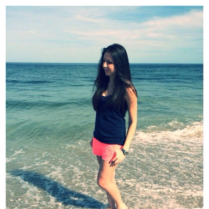 lili_moggle's profile picture. Beach explorer, Social media enthusiast. Love dogs, swimmin', interested in economics, mass media, politics, trevelling. My dream is a chopper bike!