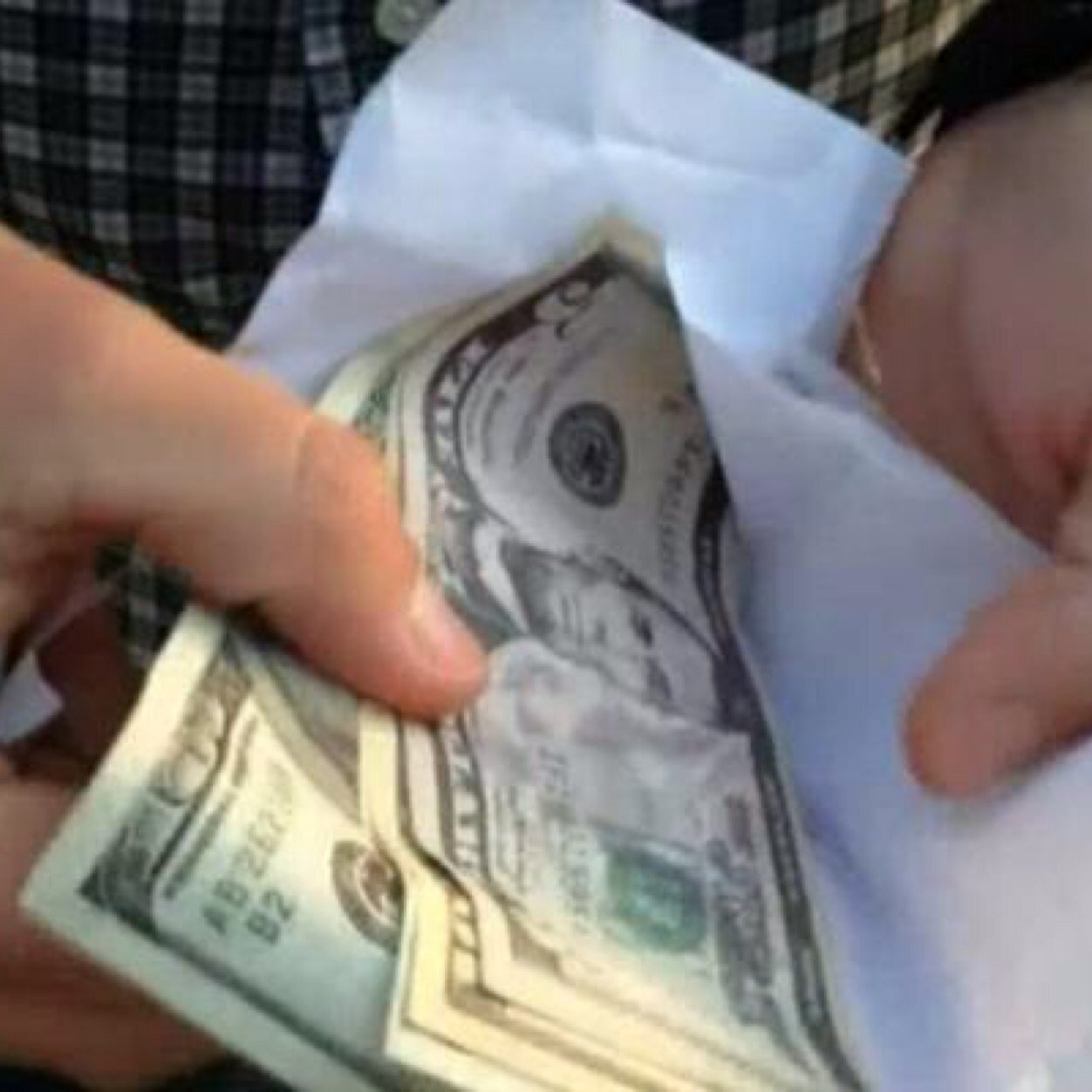 Official Twitter Account of Flint Hidden Cash. Giving away cash, expecting nothing but smiles in return.