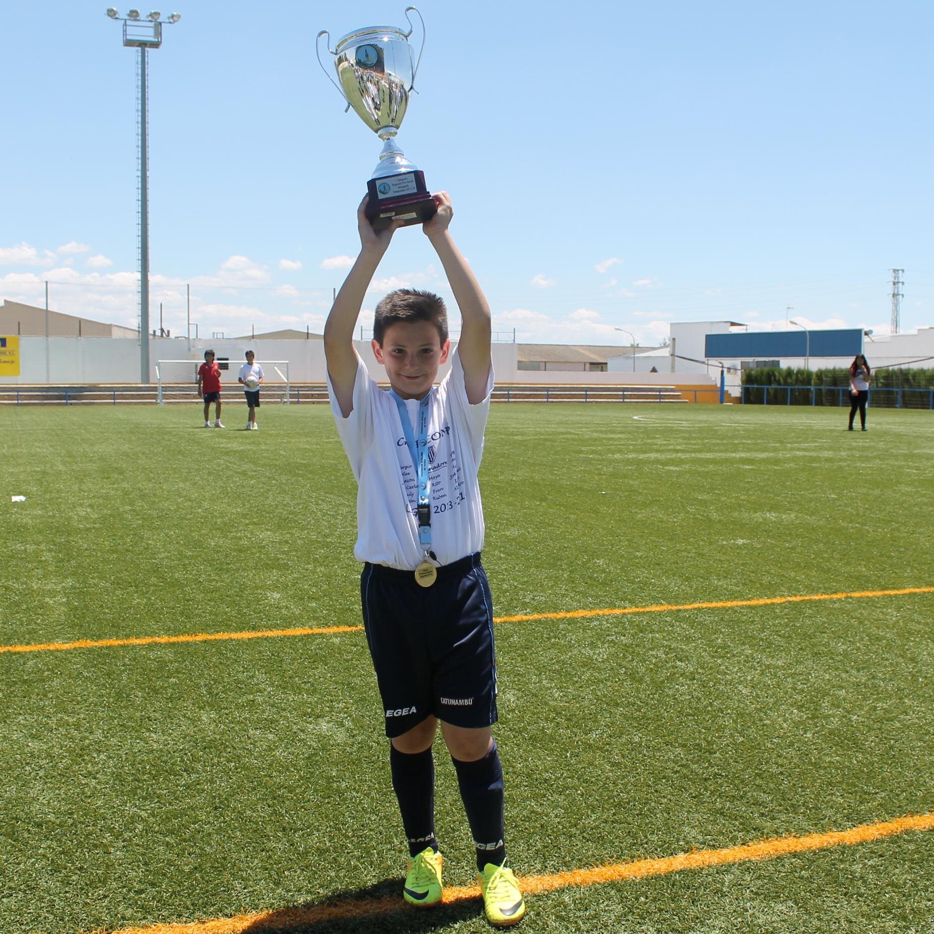 10. Alevín de 1º año del Doctor Fleming. Real Madrid, me gusta el cachondeo y estar con mis amigos.